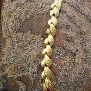 Gold tone leaf linked bracelet EC No markings